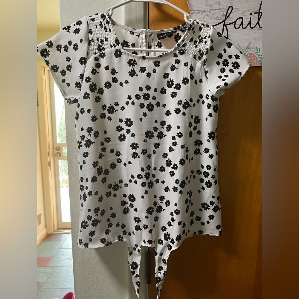 Kidpik shirt sleeve blouse with single button closure at back